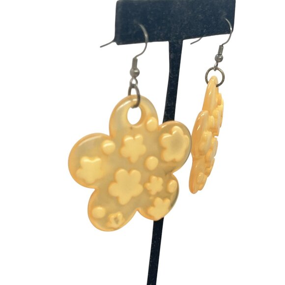 VINTAGE LUCITE FLOWER POWER EARRINGS YELLOW POP ART 60S 80S GROOVY STATEMENT - Picture 7 of 13